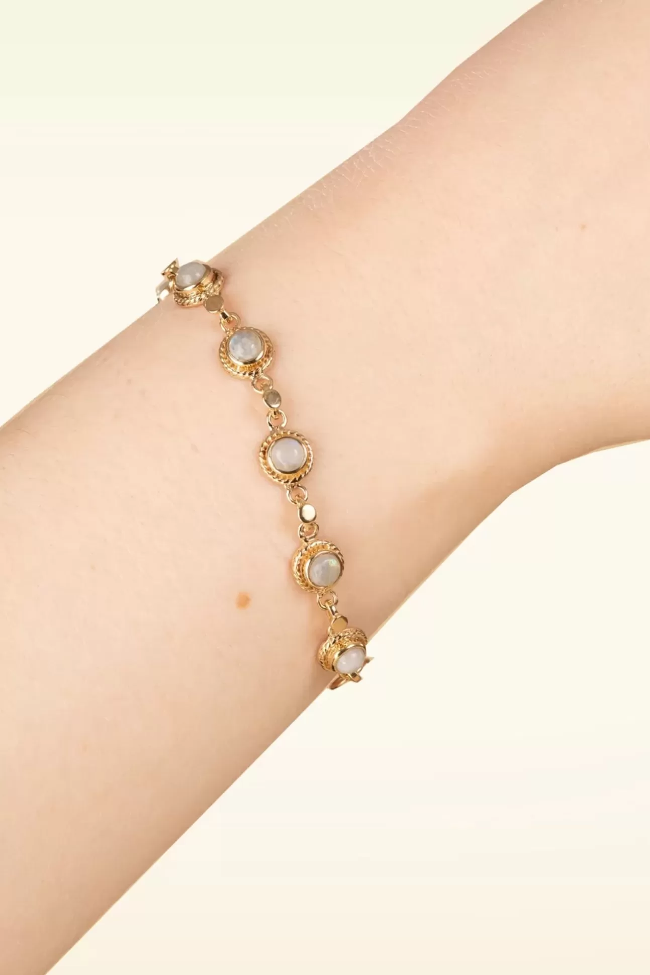 Sieraden | Very Cherry Antique Armbandje In Goud En Maansteen Wit