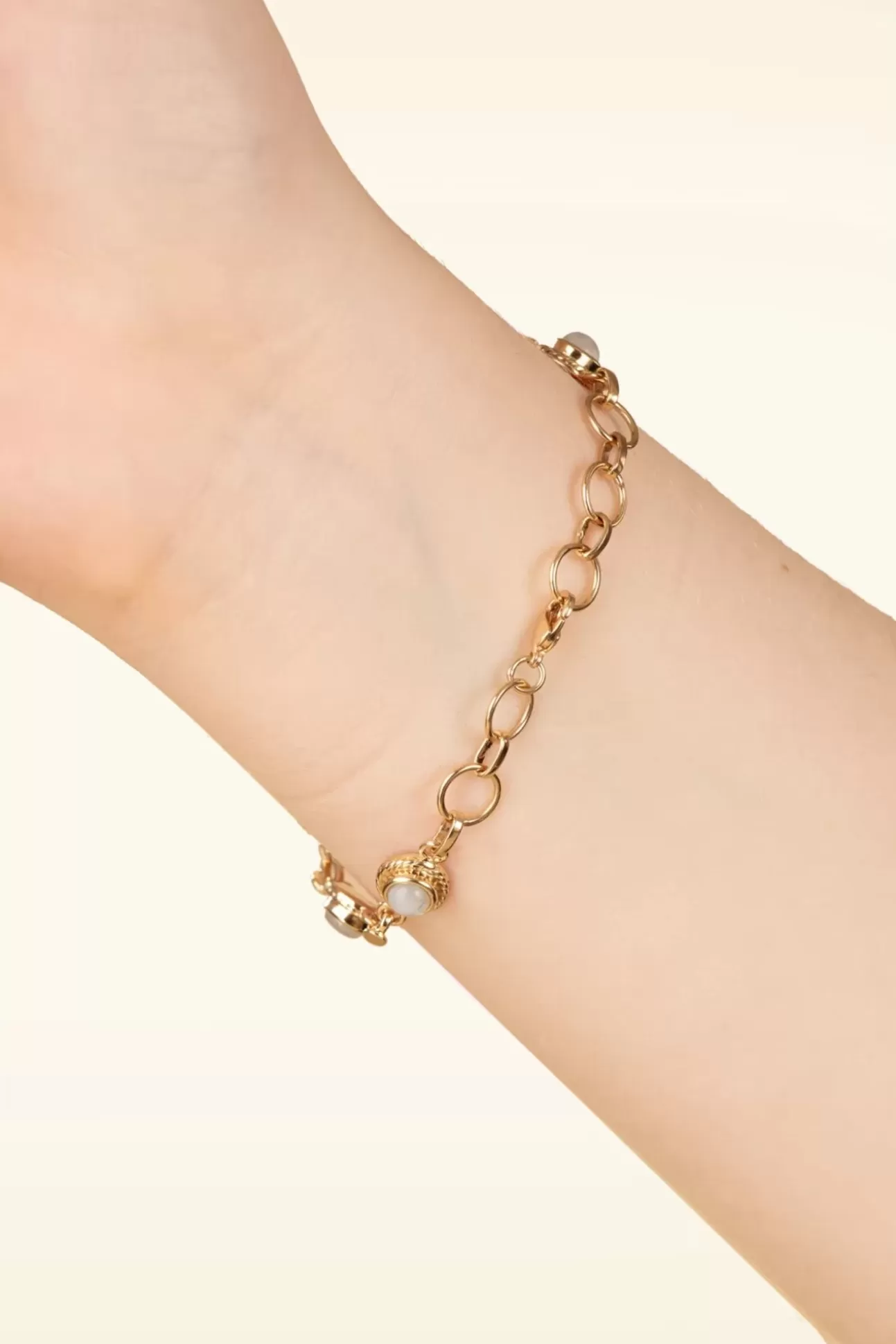 Sieraden | Very Cherry Antique Armbandje In Goud En Maansteen Wit