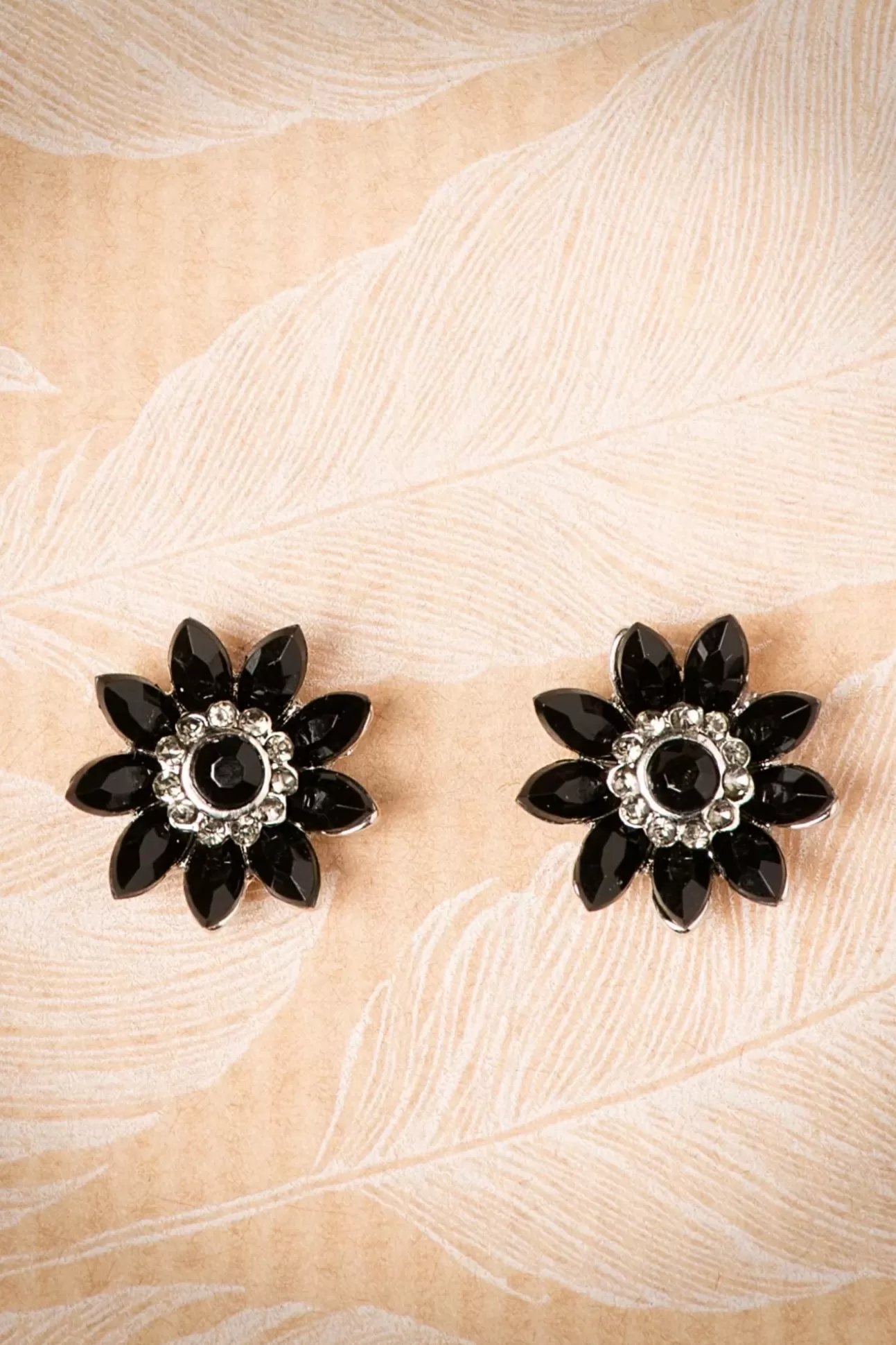 Sieraden | Lovely Audrey Jet Flower Stud Oorbellen In Zwart En Zilver