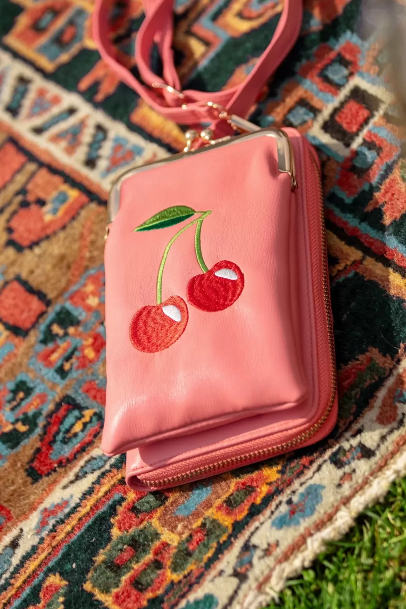 Portemonnees | Banned Retro Cherry Pie Crossbody Telefoontasje In Koraalroze