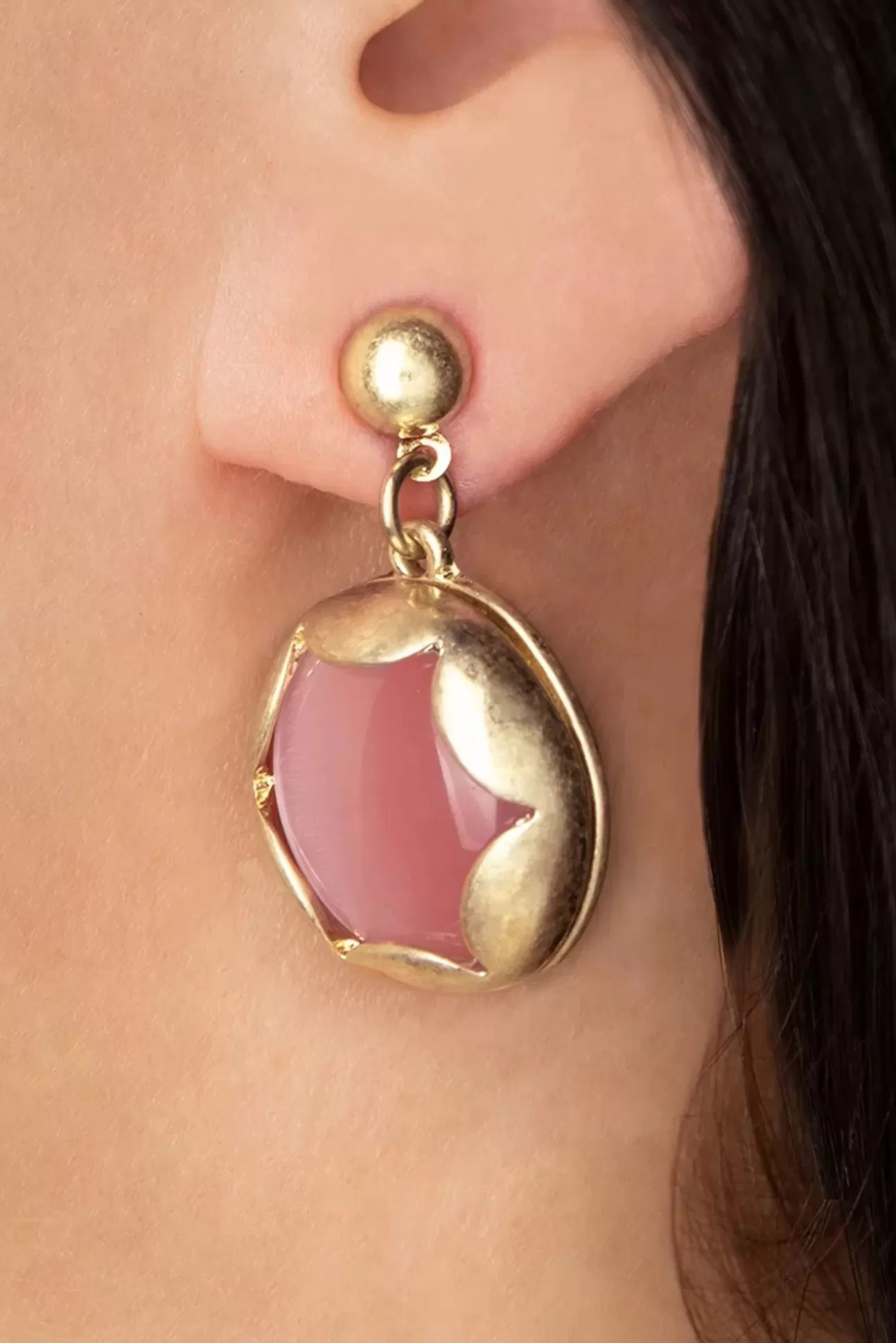 Sieraden | Lovely Gold Plated Cat Eye Oorstekers In Roze