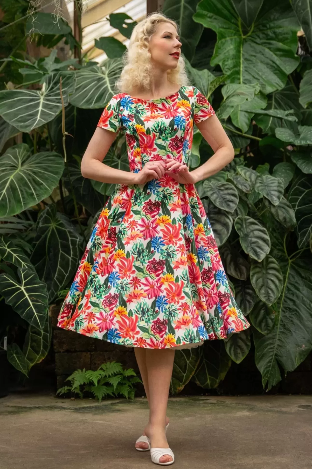 Plus Size Jurken | Topvintage Boutique Collection Topvintage Exclusive ~ Adriana Floral Swing Jurk Met Korte Mouwen In Multi