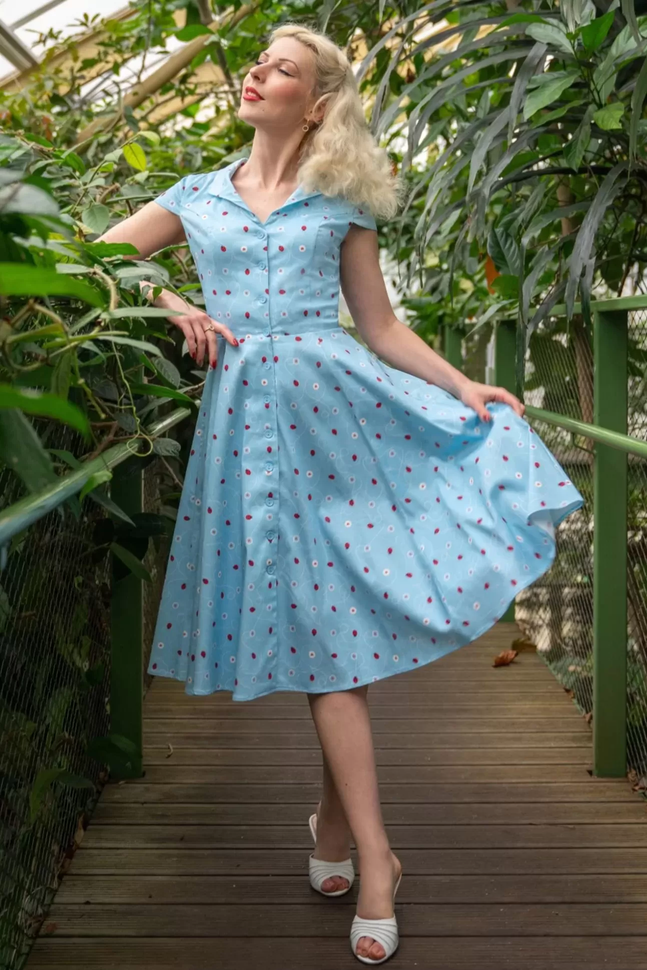 Swing Jurken | Topvintage Boutique Collection Topvintage Exclusive ~ Angie Swing Jurk In Licht Blauw Met Lieveheersbeestjes Print