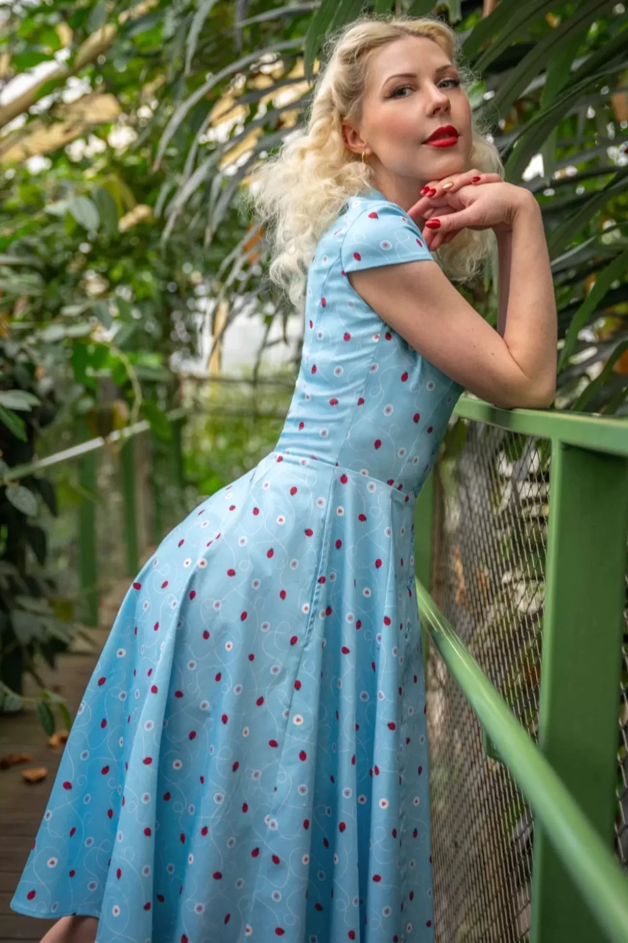 Swing Jurken | Topvintage Boutique Collection Topvintage Exclusive ~ Angie Swing Jurk In Licht Blauw Met Lieveheersbeestjes Print